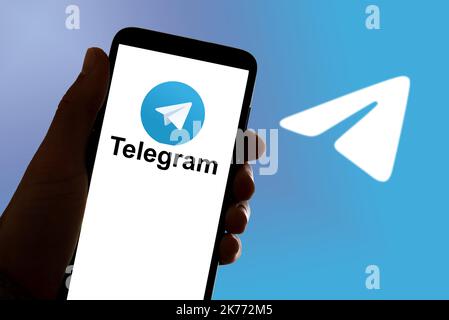 Spanien. 04.. November 2021. In dieser Abbildung zeigt die Online-Chat- und Kommunikations-App Signal Telegram-Logo, das auf einem Mobiltelefon und einem Laptop angezeigt wird. Kredit: SOPA Images Limited/Alamy Live Nachrichten Stockfoto