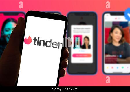 Spanien. 04.. November 2021. In dieser Abbildung wird das Tinder-Logo der Online-Dating-App auf dem Bildschirm eines Mobiltelefons und auf dem Laptop angezeigt. Kredit: SOPA Images Limited/Alamy Live Nachrichten Stockfoto