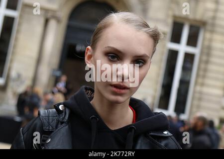Model auf der Elie Saab - Fashion Show Women Herbst Winter 19-2020 im Rahmen der Paris Fashion Week in Paris, Frankreich am 02. März 2019. Abgebildet : Modell © Pierre Teyssot / Maxppp Stockfoto