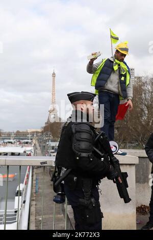 Bewegung der Gelbwesten (Gilets Jaunes) XVI. Akt in Paris kam es neben dem Eiffelturm zu Zusammenstößen zwischen Polizei und Demonstranten Stockfoto