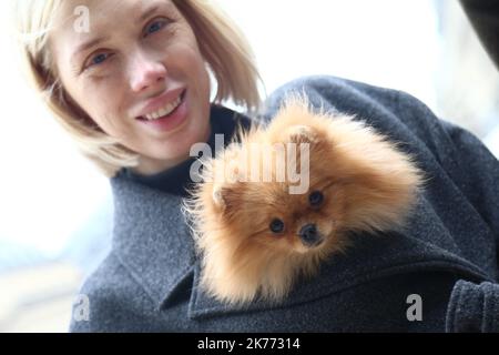 Ein Gast mit einem kleinen Hund wird während der Stella McCartney Fashion Show im Rahmen der Paris Fashion Week am 04. März 2019 in Paris gesehen Stockfoto