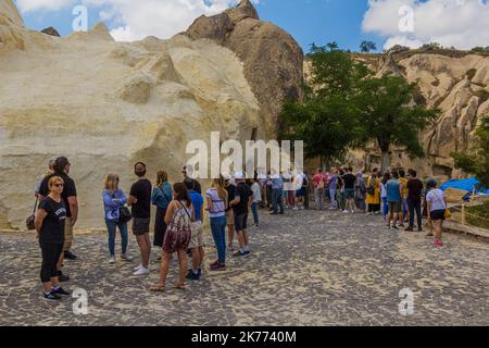 GOREME, TÜRKEI - 19. JULI 2019: Touristen besuchen das Goreme Freilichtmuseum in Kappadokien, Türkei Stockfoto