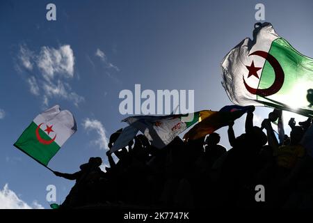 Kundgebung der algerischen Diaspora auf dem Place de la Republique gegen das Mandat von Präsident Bouteflika aus dem Jahr 5.. Stockfoto