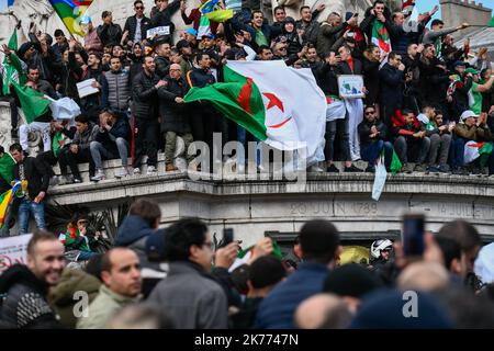 Kundgebung der algerischen Diaspora auf dem Place de la Republique gegen das Mandat von Präsident Bouteflika aus dem Jahr 5.. Stockfoto