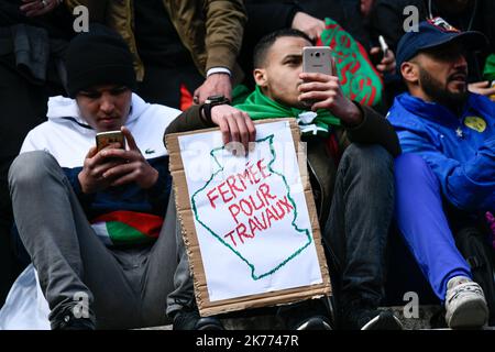 Kundgebung der algerischen Diaspora auf dem Place de la Republique gegen das Mandat von Präsident Bouteflika aus dem Jahr 5.. Stockfoto