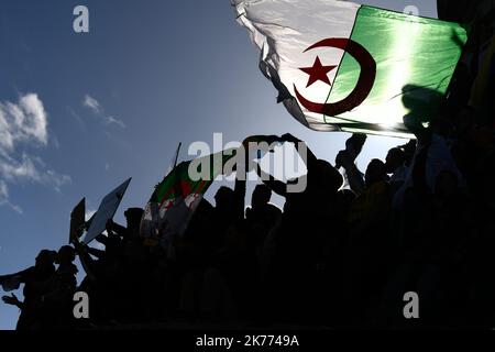Kundgebung der algerischen Diaspora auf dem Place de la Republique gegen das Mandat von Präsident Bouteflika aus dem Jahr 5.. Stockfoto