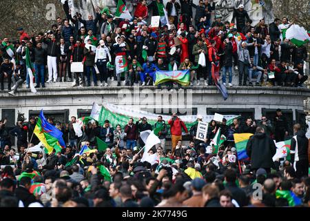 Kundgebung der algerischen Diaspora auf dem Place de la Republique gegen das Mandat von Präsident Bouteflika aus dem Jahr 5.. Stockfoto