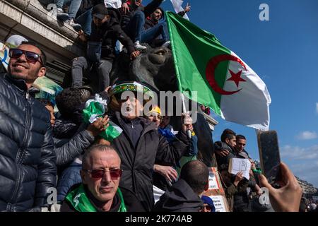 Kundgebung der algerischen Diaspora auf dem Place de la Republique gegen das Mandat von Präsident Bouteflika aus dem Jahr 5.. Stockfoto