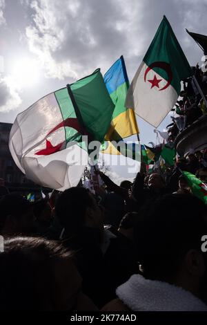Kundgebung der algerischen Diaspora auf dem Place de la Republique gegen das Mandat von Präsident Bouteflika aus dem Jahr 5.. Stockfoto