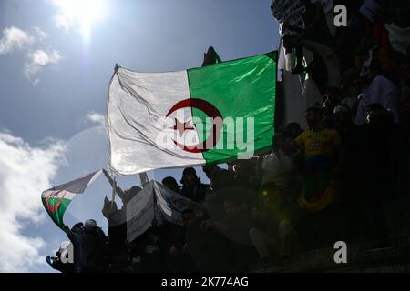 Kundgebung der algerischen Diaspora auf dem Place de la Republique gegen das Mandat von Präsident Bouteflika aus dem Jahr 5.. Stockfoto