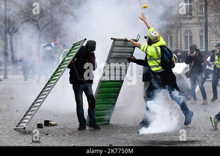 16/03/2019 - Frankreich / Ile-de-France (Region) / Paris 8. (8. Arrondissement von Paris) - die Manifestation der Gelbwesten wendet sich an den Konflikt mit den Kräften des Ordens für den Akt 18, auf der Champs Elysee in Paris. 18. Akt, der dem Ende der großen nationalen Debatte entspricht. Stockfoto