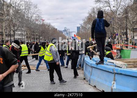 16/03/2019 - Frankreich / Ile-de-France (Region) / Paris 8. (8. Arrondissement von Paris) - die Manifestation der Gelbwesten wendet sich an den Konflikt mit den Kräften des Ordens für den Akt 18, auf der Champs Elysee in Paris. 18. Akt, der dem Ende der großen nationalen Debatte entspricht. Stockfoto