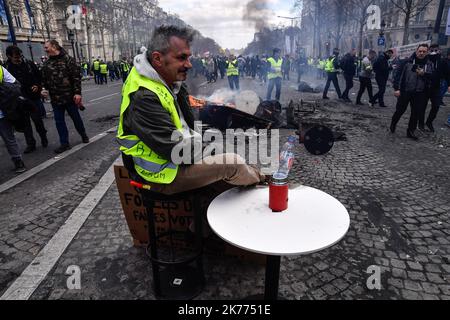 16/03/2019 - Frankreich / Ile-de-France (Region) / Paris 8. (8. Arrondissement von Paris) - die Manifestation der Gelbwesten wendet sich an den Konflikt mit den Kräften des Ordens für den Akt 18, auf der Champs Elysee in Paris. 18. Akt, der dem Ende der großen nationalen Debatte entspricht. Stockfoto