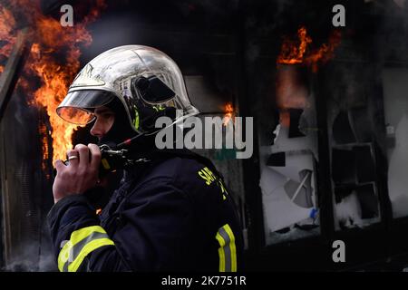 16/03/2019 - Frankreich / Ile-de-France (Region) / Paris 8. (8. Arrondissement von Paris) - die Manifestation der Gelbwesten wendet sich an den Konflikt mit den Kräften des Ordens für den Akt 18, auf der Champs Elysee in Paris. 18. Akt, der dem Ende der großen nationalen Debatte entspricht. Stockfoto