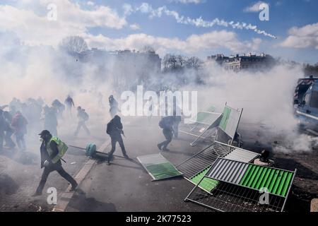 16/03/2019 - Frankreich / Ile-de-France (Region) / Paris 8. (8. Arrondissement von Paris) - die Manifestation der Gelbwesten wendet sich an den Konflikt mit den Kräften des Ordens für den Akt 18, auf der Champs Elysee in Paris. 18. Akt, der dem Ende der großen nationalen Debatte entspricht. Stockfoto