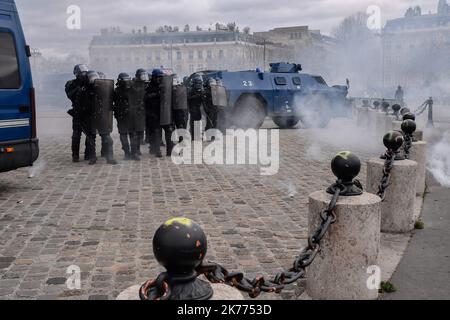 16/03/2019 - Frankreich / Ile-de-France (Region) / Paris 8. (8. Arrondissement von Paris) - die Manifestation der Gelbwesten wendet sich an den Konflikt mit den Kräften des Ordens für den Akt 18, auf der Champs Elysee in Paris. 18. Akt, der dem Ende der großen nationalen Debatte entspricht. Stockfoto