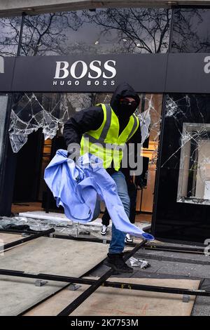 16/03/2019 - Frankreich / Ile-de-France (Region) / Paris 8. (8. Arrondissement von Paris) - die Manifestation der Gelbwesten wendet sich an den Konflikt mit den Kräften des Ordens für den Akt 18, auf der Champs Elysee in Paris. 18. Akt, der dem Ende der großen nationalen Debatte entspricht. Stockfoto