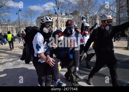 16/03/2019 - Frankreich / Ile-de-France (Region) / Paris 8. (8. Arrondissement von Paris) - die Manifestation der Gelbwesten wendet sich an den Konflikt mit den Kräften des Ordens für den Akt 18, auf der Champs Elysee in Paris. 18. Akt, der dem Ende der großen nationalen Debatte entspricht. Stockfoto