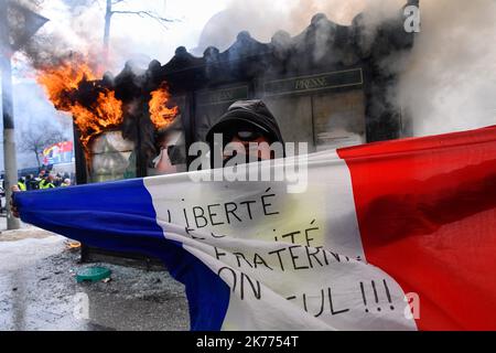 16/03/2019 - Frankreich / Ile-de-France (Region) / Paris 8. (8. Arrondissement von Paris) - die Manifestation der Gelbwesten wendet sich an den Konflikt mit den Kräften des Ordens für den Akt 18, auf der Champs Elysee in Paris. 18. Akt, der dem Ende der großen nationalen Debatte entspricht. Stockfoto