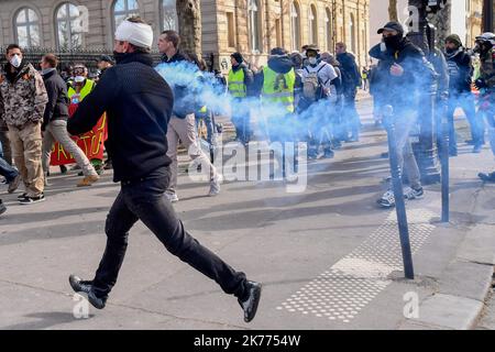 16/03/2019 - Frankreich / Ile-de-France (Region) / Paris 8. (8. Arrondissement von Paris) - die Manifestation der Gelbwesten wendet sich an den Konflikt mit den Kräften des Ordens für den Akt 18, auf der Champs Elysee in Paris. 18. Akt, der dem Ende der großen nationalen Debatte entspricht. Stockfoto