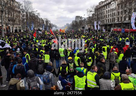 16/03/2019 - Frankreich / Ile-de-France (Region) / Paris 8. (8. Arrondissement von Paris) - die Manifestation der Gelbwesten wendet sich an den Konflikt mit den Kräften des Ordens für den Akt 18, auf der Champs Elysee in Paris. 18. Akt, der dem Ende der großen nationalen Debatte entspricht. Stockfoto