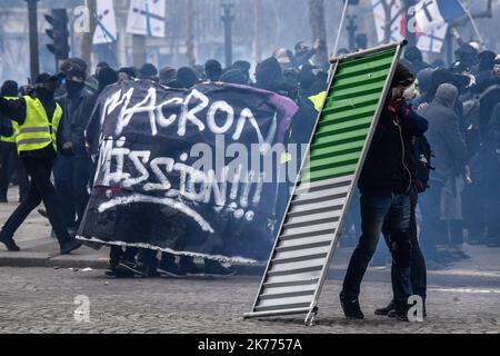 16/03/2019 - Frankreich / Ile-de-France (Region) / Paris 8. (8. Arrondissement von Paris) - die Manifestation der Gelbwesten wendet sich an den Konflikt mit den Kräften des Ordens für den Akt 18, auf der Champs Elysee in Paris. 18. Akt, der dem Ende der großen nationalen Debatte entspricht. Stockfoto