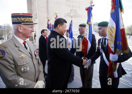 Der chinesische Präsident Xi Jinping schüttelt sich die Hände mit Veteranen, nachdem er an einer Kranzniederlegung mit seinem französischen Amtskollegen Emmanuel Macron am Triumphbogen in Paris, Frankreich, am Montag, den 25. März, 2019. Der chinesische Präsident Xi Jinping befindet sich auf einem 3-tägigen Staatsbesuch in Frankreich, wo er voraussichtlich eine Reihe bilateraler und wirtschaftlicher Abkommen über Energie, Lebensmittelindustrie, Verkehr und andere Sektoren unterzeichnen wird. FOTO Francois Mori / POOL / MAXPPP Stockfoto