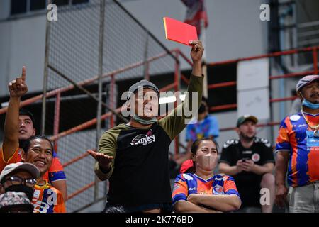 Bangkok, Thailand. 16. Oktober 2022. Port FC Fans jubeln während des Spiels der Thai Premier League 2022 zwischen Port FC und Lampang FC im PAT Stadium an.Endstand; Port FC 2:1 Lampang FC (Foto von Amphol Thongmueangluang/SOPA Images/Sipa USA) Credit: SIPA USA/Alamy Live News Stockfoto