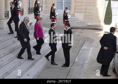 Der Präsident der Europäischen Kommission, Jean-Claude Juncker, die deutsche Bundeskanzlerin Angela Merkel und der französische Präsident Emmanuel Macron begrüßen den chinesischen Präsidenten Xi Jinping im Elysée-Palast in Paris, Frankreich. Stockfoto