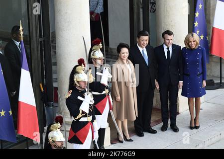 Der französische Präsident Emmanuel Macron (2R) und seine Frau Brigitte Macron (R) sowie der chinesische Präsident Xi Jinping und seine Frau Peng Liyuan posieren am 26. März 2019 nach einem Staatsbesuch auf den Stufen des Elysée-Palasts in Paris. Der chinesische Präsident befindet sich auf einem dreitägigen Staatsbesuch in Frankreich, wo er voraussichtlich eine Reihe bilateraler und wirtschaftlicher Abkommen zu den Bereichen Energie, Lebensmittelindustrie, Verkehr und anderen Sektoren unterzeichnen wird. Stockfoto