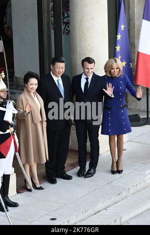 Der französische Präsident Emmanuel Macron (2R) und seine Frau Brigitte Macron (R) sowie der chinesische Präsident Xi Jinping und seine Frau Peng Liyuan posieren am 26. März 2019 nach einem Staatsbesuch auf den Stufen des Elysée-Palasts in Paris. Der chinesische Präsident befindet sich auf einem dreitägigen Staatsbesuch in Frankreich, wo er voraussichtlich eine Reihe bilateraler und wirtschaftlicher Abkommen zu den Bereichen Energie, Lebensmittelindustrie, Verkehr und anderen Sektoren unterzeichnen wird. Stockfoto