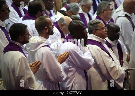 Papst Franziskus feierte die Messe im Moulay Abdallah Komplex in Rabat, der Hauptstadt Marokkos. Vor mehreren tausend Gläubigen.©Manoel Penicaud / Le Pictorium/MAXPPP - Manoel Penicaud / Le Pictorium - Maroc / Rabat / Rabat - Le Pape Francois a celebre une messe au complexe Moulay Abdallah de Rabat, la capitale du Maroc devant plusieurs milliers de fideles. / Marokko / Rabat / Rabat - Papst Franziskus feierte die Messe im Moulay Abdallah Komplex in Rabat, der Hauptstadt Marokkos, vor mehreren tausend Gläubigen. Stockfoto