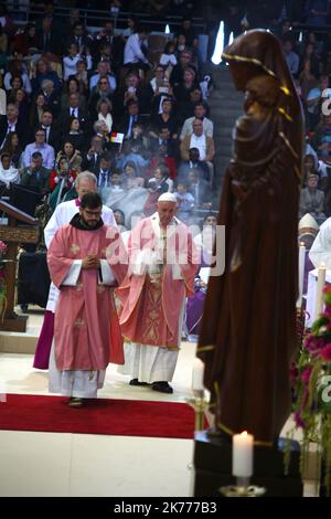 Papst Franziskus feierte die Messe im Moulay Abdallah Komplex in Rabat, der Hauptstadt Marokkos. Vor mehreren tausend Gläubigen.©Manoel Penicaud / Le Pictorium/MAXPPP - Manoel Penicaud / Le Pictorium - 31/03/2019 - Maroc / Rabat / Rabat - Le Pape Francois a celebre une messe au complexe Moulay Abdallah de Rabat, la capitale du Maroc devant plusieurs milliers de fideles. / 31/03/2019 - Marokko / Rabat / Rabat - Papst Franziskus feierte im Moulay Abdallah Komplex in Rabat, der Hauptstadt Marokkos, eine Messe vor mehreren tausend Gläubigen. Stockfoto