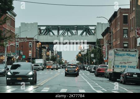 Blick auf eine Fußgängerbrücke in Brooklyn, NY an einem bewölkten, regnerischen Tag Stockfoto