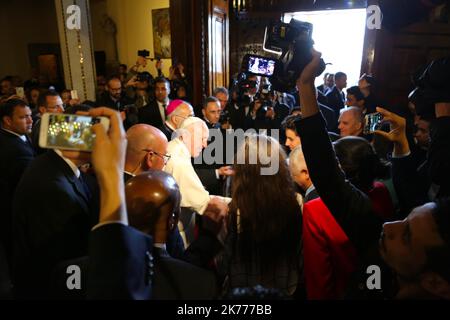 Papst Franziskus feierte die Messe im Moulay Abdallah Komplex in Rabat, der Hauptstadt Marokkos. Vor mehreren tausend Gläubigen.©Manoel Penicaud / Le Pictorium/MAXPPP - Manoel Penicaud / Le Pictorium - Maroc / Rabat / Rabat - Le Pape Francois a celebre une messe au complexe Moulay Abdallah de Rabat, la capitale du Maroc devant plusieurs milliers de fideles. / Marokko / Rabat / Rabat - Papst Franziskus feierte die Messe im Moulay Abdallah Komplex in Rabat, der Hauptstadt Marokkos, vor mehreren tausend Gläubigen. Stockfoto