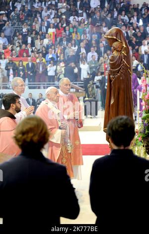 Papst Franziskus feierte die Messe im Moulay Abdallah Komplex in Rabat, der Hauptstadt Marokkos. Vor mehreren tausend Gläubigen.©Manoel Penicaud / Le Pictorium/MAXPPP - Manoel Penicaud / Le Pictorium - 31/03/2019 - Maroc / Rabat / Rabat - Le Pape Francois a celebre une messe au complexe Moulay Abdallah de Rabat, la capitale du Maroc devant plusieurs milliers de fideles. / 31/03/2019 - Marokko / Rabat / Rabat - Papst Franziskus feierte im Moulay Abdallah Komplex in Rabat, der Hauptstadt Marokkos, eine Messe vor mehreren tausend Gläubigen. Stockfoto