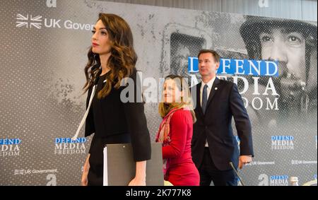 Amal Clooney, die Frau von George Cloney, nimmt an einer Pressekonferenz Teil, die im Novotel Dinard (Ille-et-Vilaine) zur Verteidigung der Freiheit organisiert wird. Aus der Presse neben Außenminister Jeremy Hunt und der kanadischen Außenministerin Chrystia Freeland. In Dinard am 5. April 2019 am Rande des Vorbereitungstreffens auf dem Gipfel der Staats- und Regierungschefs der G7 von Biarritz. Stockfoto