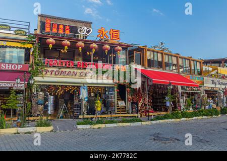 GOREME, TÜRKEI - 19. JULI 2019: Restaurants und Souvenirläden in Goreme, Türkei Stockfoto