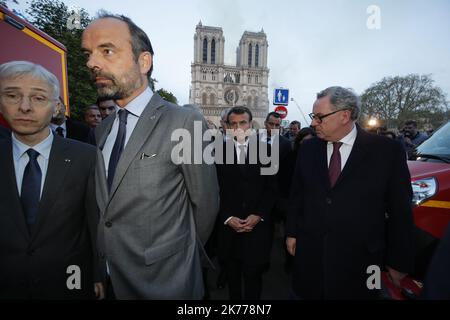 Der französische Präsident Emmanuel Macron geht in der Nähe der Kathedrale Notre Dame in Paris, Frankreich, zu Verbrennungen Stockfoto