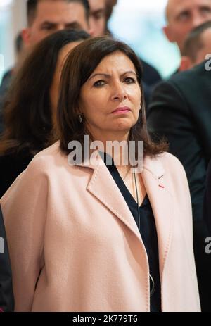 Die Bürgermeisterin von Paris, Anne Hidalgo, nimmt Teil während der Rede des französischen Präsidenten Emmanuel Macron, während der Feuerwehrleute, die vor Notre dame de Paris intervenierten, am 18. April 2019 in Paris im Elysée-Palast eintreffen. Stockfoto