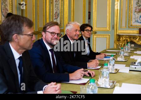 POOL der französische Präsident Emmanuel Macron begrüßt am 6. Mai 2019 den Generalsekretär des Europarates Thorbjorn Jagland im Elysée-Palast in Paris. POOL/Raphael Lafargue/MAXPPP Stockfoto