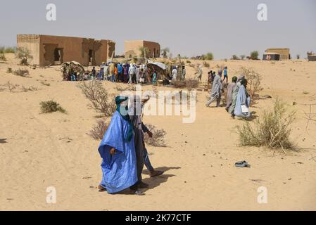 Dorfbewohner aus Koygouma (Kreis Goundam, Gemeinde Gargando) in der Region Timbuktu kommen, um Wasser aus einer Zisterne zu holen. Nach Angaben einiger Bewohner würden die Tanks in Goundam etwa 50km von Koygouma aus gefüllt werden, bevor sie in das Dorf transportiert werden. Der Zugang zu Trinkwasser ist heute eines der wichtigsten Probleme für die Bevölkerung dieser Wüstengebiete, die mit einer erheblichen Wasserknappheit konfrontiert sind, während im vergangenen April 2086 malische Flüchtlinge aus dem Mbera-Lager in Mauretanien in ihr Dorf zurückgeführt wurden. Stockfoto