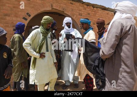 Dorfbewohner aus Koygouma (Kreis Goundam, Gemeinde Gargando) in der Region Timbuktu kommen, um Wasser aus einer Zisterne zu holen. Nach Angaben einiger Bewohner würden die Tanks in Goundam etwa 50km von Koygouma aus gefüllt werden, bevor sie in das Dorf transportiert werden. Der Zugang zu Trinkwasser ist heute eines der wichtigsten Probleme für die Bevölkerung dieser Wüstengebiete, die mit einer erheblichen Wasserknappheit konfrontiert sind, während im vergangenen April 2086 malische Flüchtlinge aus dem Mbera-Lager in Mauretanien in ihr Dorf zurückgeführt wurden. Stockfoto