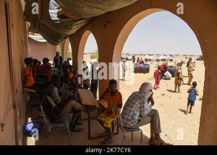 Dorfbewohner aus Koygouma (Kreis Goundam, Gemeinde Gargando) in der Region Timbuktu kommen, um Wasser aus einer Zisterne zu holen. Nach Angaben einiger Bewohner würden die Tanks in Goundam etwa 50km von Koygouma aus gefüllt werden, bevor sie in das Dorf transportiert werden. Der Zugang zu Trinkwasser ist heute eines der wichtigsten Probleme für die Bevölkerung dieser Wüstengebiete, die mit einer erheblichen Wasserknappheit konfrontiert sind, während im vergangenen April 2086 malische Flüchtlinge aus dem Mbera-Lager in Mauretanien in ihr Dorf zurückgeführt wurden. Stockfoto