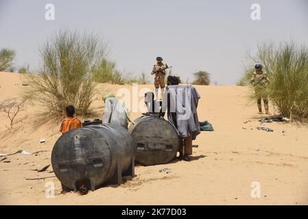 Dorfbewohner aus Koygouma (Kreis Goundam, Gemeinde Gargando) in der Region Timbuktu kommen, um Wasser aus einer Zisterne zu holen. Nach Angaben einiger Bewohner würden die Tanks in Goundam etwa 50km von Koygouma aus gefüllt werden, bevor sie in das Dorf transportiert werden. Der Zugang zu Trinkwasser ist heute eines der wichtigsten Probleme für die Bevölkerung dieser Wüstengebiete, die mit einer erheblichen Wasserknappheit konfrontiert sind, während im vergangenen April 2086 malische Flüchtlinge aus dem Mbera-Lager in Mauretanien in ihr Dorf zurückgeführt wurden. Stockfoto