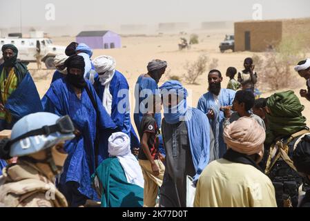 Dorfbewohner aus Koygouma (Kreis Goundam, Gemeinde Gargando) in der Region Timbuktu kommen, um Wasser aus einer Zisterne zu holen. Nach Angaben einiger Bewohner würden die Tanks in Goundam etwa 50km von Koygouma aus gefüllt werden, bevor sie in das Dorf transportiert werden. Der Zugang zu Trinkwasser ist heute eines der wichtigsten Probleme für die Bevölkerung dieser Wüstengebiete, die mit einer erheblichen Wasserknappheit konfrontiert sind, während im vergangenen April 2086 malische Flüchtlinge aus dem Mbera-Lager in Mauretanien in ihr Dorf zurückgeführt wurden. Stockfoto