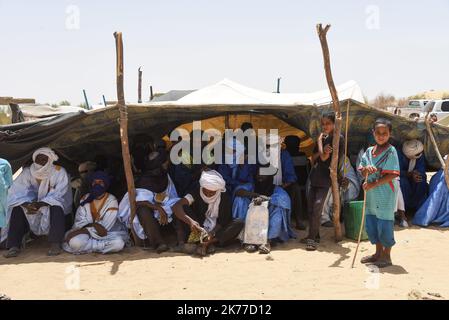 Dorfbewohner aus Koygouma (Kreis Goundam, Gemeinde Gargando) in der Region Timbuktu kommen, um Wasser aus einer Zisterne zu holen. Nach Angaben einiger Bewohner würden die Tanks in Goundam etwa 50km von Koygouma aus gefüllt werden, bevor sie in das Dorf transportiert werden. Der Zugang zu Trinkwasser ist heute eines der wichtigsten Probleme für die Bevölkerung dieser Wüstengebiete, die mit einer erheblichen Wasserknappheit konfrontiert sind, während im vergangenen April 2086 malische Flüchtlinge aus dem Mbera-Lager in Mauretanien in ihr Dorf zurückgeführt wurden. Stockfoto