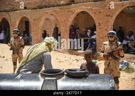 Dorfbewohner aus Koygouma (Kreis Goundam, Gemeinde Gargando) in der Region Timbuktu kommen, um Wasser aus einer Zisterne zu holen. Nach Angaben einiger Bewohner würden die Tanks in Goundam etwa 50km von Koygouma aus gefüllt werden, bevor sie in das Dorf transportiert werden. Der Zugang zu Trinkwasser ist heute eines der wichtigsten Probleme für die Bevölkerung dieser Wüstengebiete, die mit einer erheblichen Wasserknappheit konfrontiert sind, während im vergangenen April 2086 malische Flüchtlinge aus dem Mbera-Lager in Mauretanien in ihr Dorf zurückgeführt wurden. Stockfoto