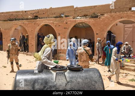 Dorfbewohner aus Koygouma (Kreis Goundam, Gemeinde Gargando) in der Region Timbuktu kommen, um Wasser aus einer Zisterne zu holen. Nach Angaben einiger Bewohner würden die Tanks in Goundam etwa 50km von Koygouma aus gefüllt werden, bevor sie in das Dorf transportiert werden. Der Zugang zu Trinkwasser ist heute eines der wichtigsten Probleme für die Bevölkerung dieser Wüstengebiete, die mit einer erheblichen Wasserknappheit konfrontiert sind, während im vergangenen April 2086 malische Flüchtlinge aus dem Mbera-Lager in Mauretanien in ihr Dorf zurückgeführt wurden. Stockfoto