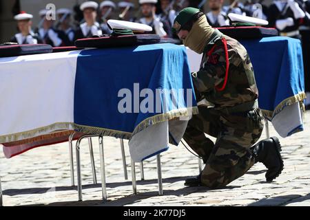 ©PHOTOPQR/LE PARISIEN/Arnaud Journois ; Cérémonie d’Hommage national aux Invalides à Cédric de Pierrepont et Alain Bertoncello, présidée par -EmmanuelMacron PARIS 14/05/2019 nationale Zeremonie für die beiden französischen Marine-Soldaten , Cedric de Pierrepont und Alain Bertoncello , Getötet während einer Geiselrettungsaktion einer Terrorgruppe in Burkina Faso im National Invalides Hotel in Paris, Frankreich, 14. Mai 2019. Stockfoto